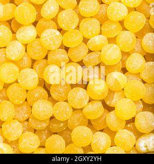 Quadratisches Essen im Hintergrund - ungekochte Ptim-Pasta (israelischer Couscous) Nahaufnahme Stockfoto