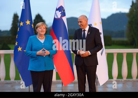 KRANJ, 6. Oktober 2021 (Xinhua) -- der slowenische Premierminister Janez Jansa (R) begrüßt die deutsche Bundeskanzlerin Angela Merkel bei einem informellen Arbeitsessen des Europäischen Rates am Vorabend des EU-Westbalkan-Gipfels in Kranj, Slowenien, am 5. Oktober 2021. Die Staats- und Regierungschefs der Europäischen Union (EU) führten am Dienstag eine strategische Diskussion über die Rolle des Blocks auf der internationalen Bühne angesichts der jüngsten Entwicklungen in Afghanistan, der Sicherheitspartnerschaft des AUKUS und der Entwicklung der Beziehungen der EU zu China. (Europäische Union/Handout über Xinhua) Stockfoto