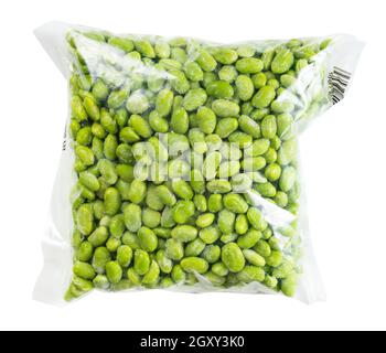 Gefrorener Edamame (unreife Sojabohnen) In Plastiktüte isoliert auf weißem Hintergrund Stockfoto