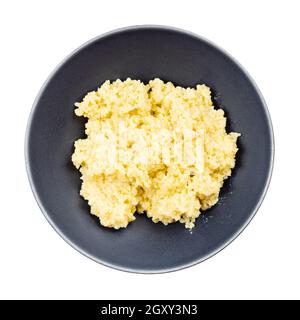 Blick von oben auf gekochten Brei von der Proso Hirse in der Leistengegend Graue Schale isoliert auf weißem Hintergrund Stockfoto