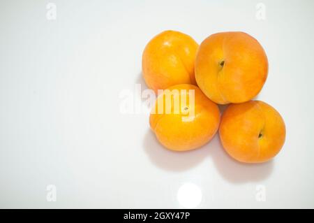 Spanische Aprikosen häufen sich. Isoliert über Weiß Stockfoto