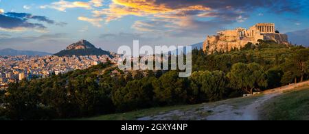 Panorama des berühmten griechischen Touristendenkmales - der ikonische Parthenon-Tempel an der Akropolis von Athen, vom Philopappos-Hügel bei Sonnenuntergang aus gesehen. Athen, Gr Stockfoto