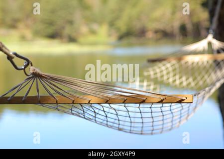 Portrait einer Seilhängematte in einem sonnigen Bergsee Stockfoto