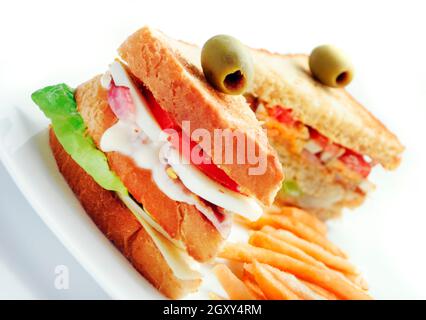 Club-Sandwiches und Pommes frites im weißen Teller Stockfoto