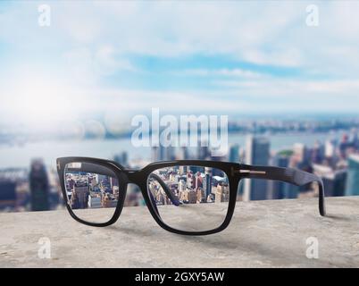 Brillen, die das Sehvermögen von unscharf auf scharf einstellen Stockfoto