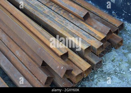 Trompete-Platz, auf dem Asphalt liegen. Bauelemente Bau. Stockfoto