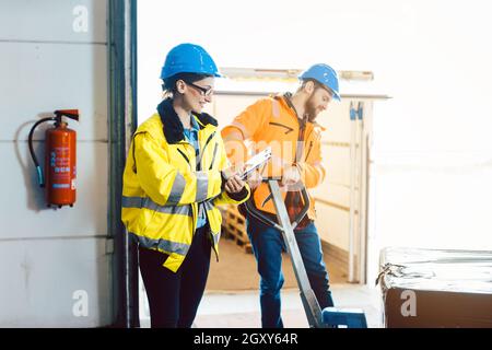 Arbeit in einem Lager, das auf die Lebensmittellogistik spezialisiert ist, um Waren zu transportieren Stockfoto