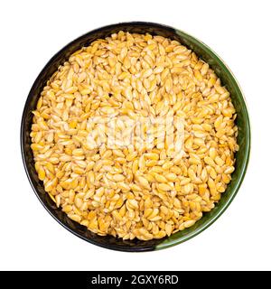 Draufsicht auf goldene Leinsamen in runder Schale isoliert Auf weißem Hintergrund Stockfoto
