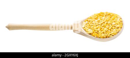 Holzlöffel mit gespaltenen gelben Linsen isoliert auf weißem Hintergrund Stockfoto
