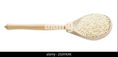 Holzlöffel mit weißen Sesamsamen isoliert auf weißem Hintergrund Stockfoto