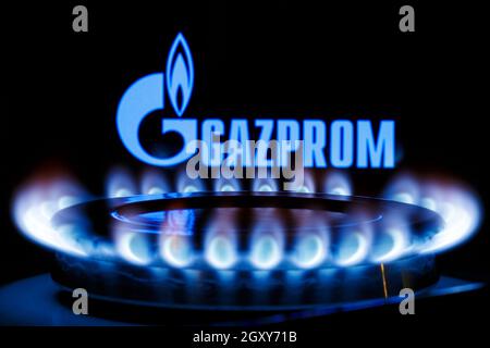 Gazprom ist ein multinationaler Energiekonzern mit russischer Mehrheit im Staatsbesitz. Gasbrenner auf dem Hintergrund des Gazprom-Logos. Stockfoto