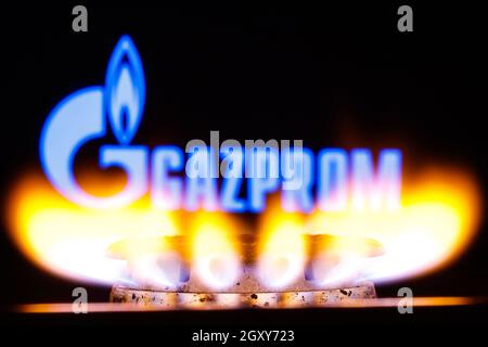 Gazprom ist ein multinationaler Energiekonzern mit russischer Mehrheit im Staatsbesitz. Gasbrenner auf dem Hintergrund des Gazprom-Logos. Helles brennendes Gas. Stockfoto
