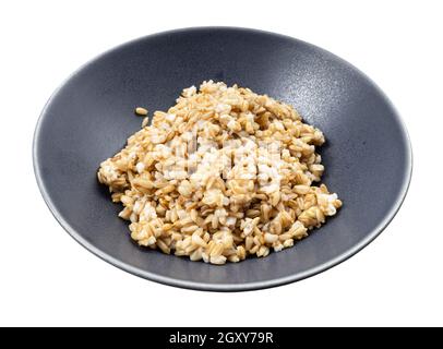 Gekochter Haferbrei aus Vollkorn-Hafer in einer grauen Schüssel isoliert auf Weißer Hintergrund Stockfoto