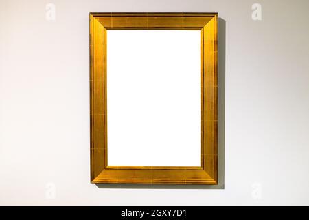 Vertikaler breiter flacher goldener Bilderrahmen mit ausgeschnittem Canvas Horizontale Wand Stockfoto