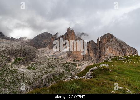 Blick vom Gipfel des Mantelgebirges über der Rifugio Antermoia mit Hütte des Rifuo termoia, dem Lago di Antermoia und den Gipfeln der italienischen Dolomiten Stockfoto