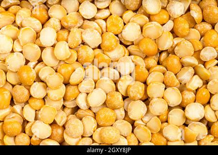 Hintergrund der Nahrung - roh getrocknete spaltgelbe Erbsen Stockfoto