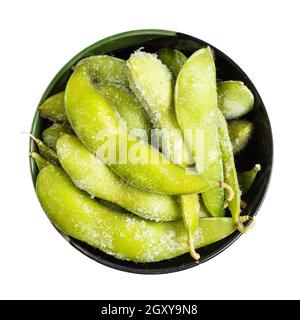 Draufsicht auf gefrorenen Edamame (unreife Sojabohnen) Pads in runder Schale isoliert auf weißem Hintergrund Stockfoto