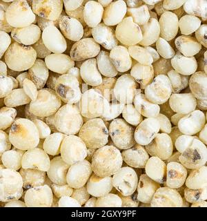 Quadratische Lebensmittel Hintergrund - roh poliert Sorghum groats close up Stockfoto