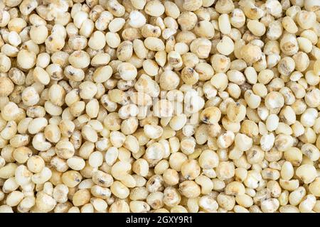 Hintergrund zum Essen - viele roh polierte Sorghum-Groats aus der Nähe Stockfoto