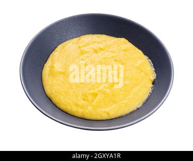 Gekochte Polenta in einer grauen Schüssel isoliert auf weißem Hintergrund Stockfoto