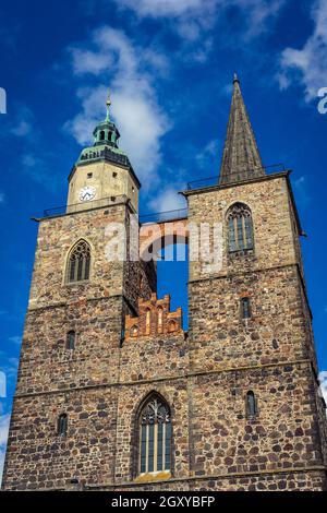 Zwei Türme der Kirche St. Nikolaus. Juterbog ist eine historische Stadt im Nordosten Deutschlands, im Landkreis Brandenburg. Stockfoto