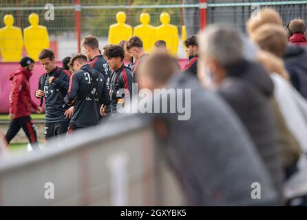 München, Deutschland. Oktober 2021. Spieler und Trainer des FC Bayern München trainieren auf dem Vereinsgelände mit Fans. Der Fußball-Rekordmeister FC Bayern München hat am 06.10.2021 sein erstes öffentliches Training mit Fans auf dem Vereinsgelände durchgeführt. Bis zu 1000 Zuschauer wurden aufgenommen. Kredit: Peter Kneffel/dpa/Alamy Live Nachrichten Stockfoto