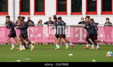 München, Deutschland. Oktober 2021. Spieler und Trainer des FC Bayern München trainieren auf dem Vereinsgelände mit Fans. Der Fußball-Rekordmeister FC Bayern München hat am 06.10.2021 sein erstes öffentliches Training mit Fans auf dem Vereinsgelände durchgeführt. Bis zu 1000 Zuschauer wurden aufgenommen. Kredit: Peter Kneffel/dpa/Alamy Live Nachrichten Stockfoto