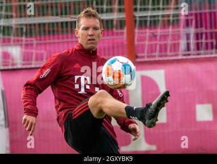 München, Deutschland. Oktober 2021. Trainer Julian Nagelsmann vom FC Bayern München trainiert auf dem Vereinsgelände. Der Fußball-Rekordmeister FC Bayern München hielt damit sein erstes öffentliches Training mit Fans auf dem Vereinsgelände ab. Bis zu 1000 Zuschauer wurden aufgenommen. Kredit: Peter Kneffel/dpa/Alamy Live Nachrichten Stockfoto