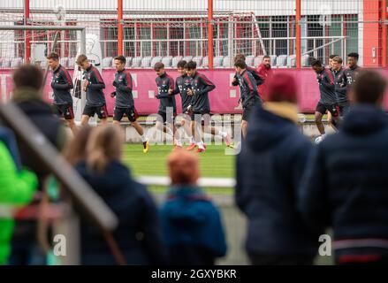 München, Deutschland. Oktober 2021. Spieler und Trainer des FC Bayern München trainieren auf dem Vereinsgelände mit Fans. Der Fußball-Rekordmeister FC Bayern München hielt damit sein erstes öffentliches Training mit Fans auf dem Vereinsgelände ab. Bis zu 1000 Zuschauer wurden aufgenommen. Kredit: Peter Kneffel/dpa/Alamy Live Nachrichten Stockfoto