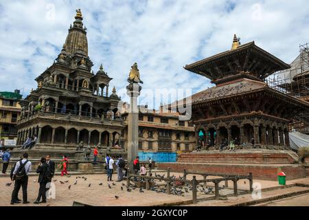 Patan, Nepal - 2021. Oktober: Menschen gehen am 3. Oktober 2021 auf dem Durbar Square in Patan im Kathmandu Valley, Nepal. Stockfoto