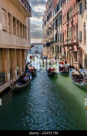 Traditionelle Gondeln auf dem schmalen Kanal in Venedig, Italien. Stockfoto