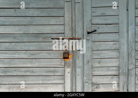 Alte graue Holztür der Scheune oder Garage Stockfoto