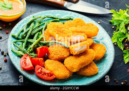 Köstliche Chicken Nuggets mit Kuhpfeiben und Tomaten Stockfoto