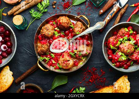 Arabisches Essen Lamm Kufta gewürzt mit Safran.appetitliche Lamm Fleischbällchen Stockfoto