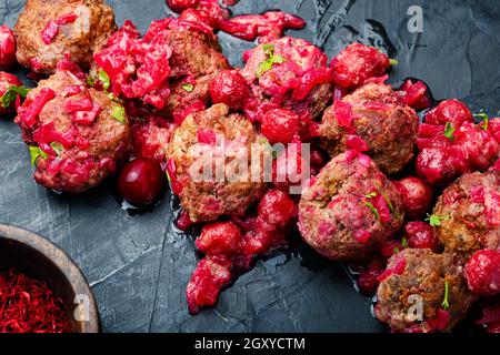 Arabisches Essen Lamm Kufta gewürzt mit Safran.appetitliche Lamm Fleischbällchen Stockfoto