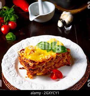 Köstliche Lasagne mit Bolognese und Bechamelsauce Stockfoto