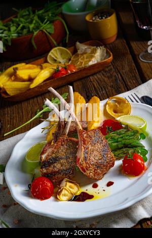 Lammkoteletts in Kräutern mit grünem Spargel und Limette mariniert Stockfoto