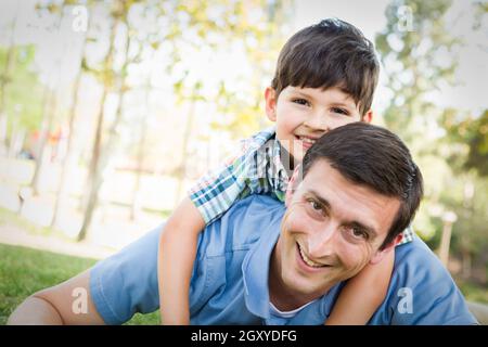 Gemischte Rennen-Vater und Sohn zusammen im Park zu spielen. Stockfoto