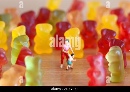 Invasion der Gummibärchen. Schädlich / Junk-Food-Konzept Stockfoto