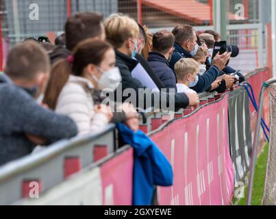 München, Deutschland. Oktober 2021. Spieler und Trainer des FC Bayern München trainieren auf dem Vereinsgelände mit Fans. Der Fußball-Rekordmeister FC Bayern München hielt damit sein erstes öffentliches Training mit Fans auf dem Vereinsgelände ab. Bis zu 1000 Zuschauer wurden aufgenommen. Kredit: Peter Kneffel/dpa/Alamy Live Nachrichten Stockfoto