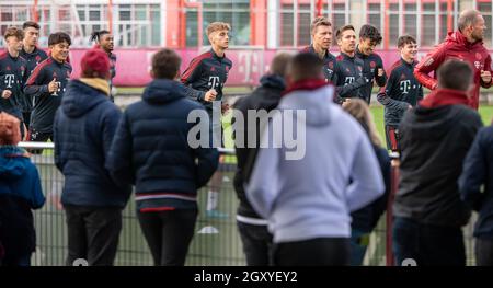 München, Deutschland. Oktober 2021. Spieler und Trainer des FC Bayern München trainieren auf dem Vereinsgelände mit Fans. Der Fußball-Rekordmeister FC Bayern München hielt damit sein erstes öffentliches Training mit Fans auf dem Vereinsgelände ab. Bis zu 1000 Zuschauer wurden aufgenommen. Kredit: Peter Kneffel/dpa/Alamy Live Nachrichten Stockfoto