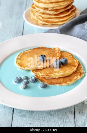 Pfannkuchen mit frischen Blaubeeren und Rahmsoße Stockfoto