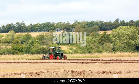 Middleshaw, Schottland - 16. August 2020 : Vintage Fordson Traktor pflügt mit einem Vintage gezogenen Ransomes Pflug Stockfoto