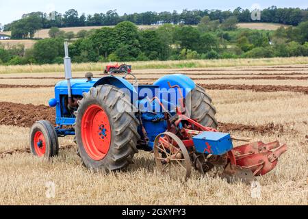 Middleshaw, Schottland - 16. August 2020 : Oldtimer Fordson Major Traktor ausgestattet mit einem hydraulischen zwei Furchen Pflug Stockfoto