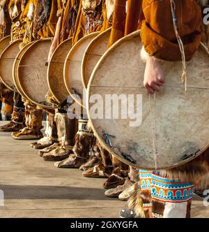 Die Folk-Ensemble-Performance in der Kleidung der indigenen Bevölkerung von Kamtschatka. Stockfoto