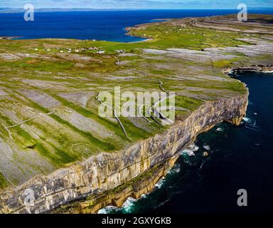 Luftaufnahme der Ruinen von Dun Aonghasa auf der Klippe von Inishmore auf den Aran-Inseln im County Galway, Irland Stockfoto