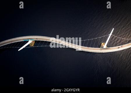 Luftaufnahme der Friedensbrücke über den Fluss Foyle in Derry, Londonderry, Nordirland Stockfoto