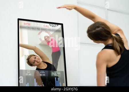 Smart Mirror Workout Und Übungsklasse. Frauen, Die Fitness Machen Stockfoto