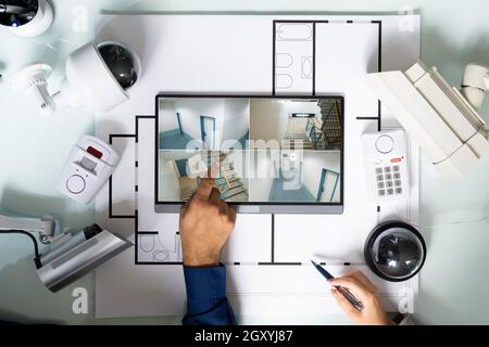 Person, Die Sich Aufnahmen Auf Einem Digitalen Tablet Mit Sicherheitsausrüstung Ansieht Blueprint Stockfoto