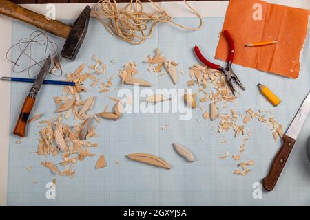 Handgemachte hölzerne Fischerei tacles graph Papier Hintergrund mit Werkzeugen und Rohlinge. Mockap für Werbung und Veröffentlichung. Stockfoto